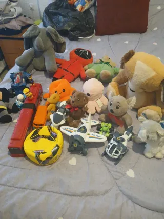 Lote de peluches y juguetes varios