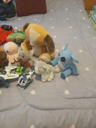 Lote de peluches y juguetes varios