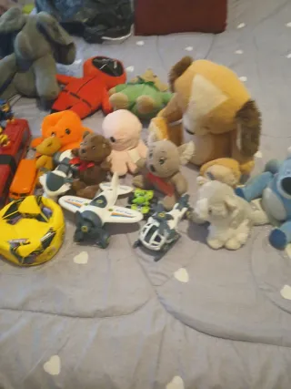 Lote de peluches y juguetes varios