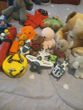 Lote de peluches y juguetes varios