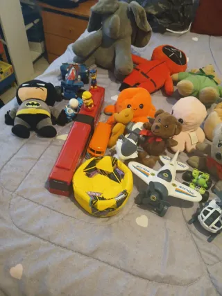 Lote de peluches y juguetes varios