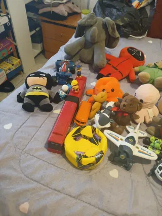 Lote de peluches y juguetes varios