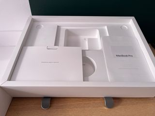 Caja MacBook Pro VACÍA*. Model No. A3403