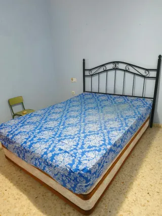 Canapé, colchón y cabecero de metal