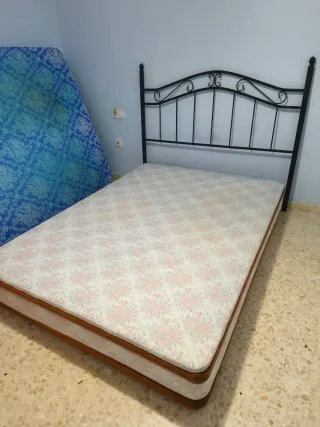 Canapé, colchón y cabecero de metal