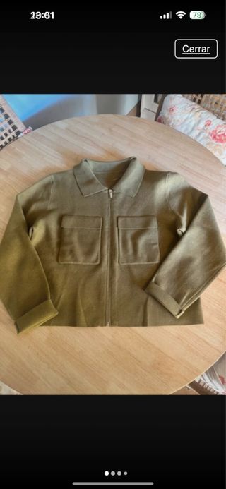 Chaqueta verde cremallera y bolsillos
