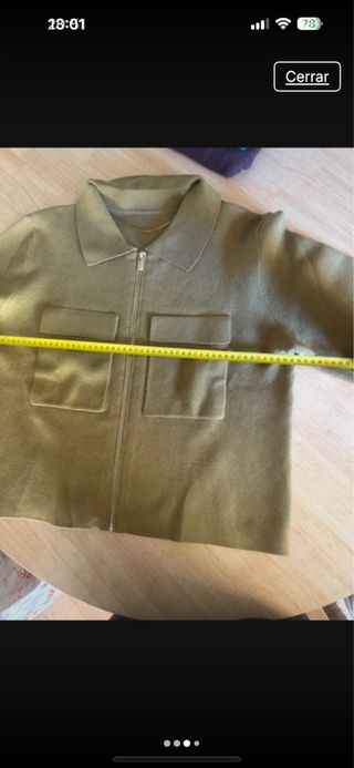 Chaqueta verde cremallera y bolsillos
