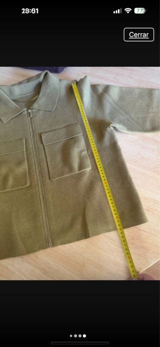 Chaqueta verde cremallera y bolsillos