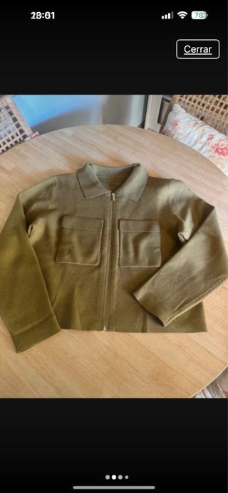 Chaqueta verde cremallera y bolsillos