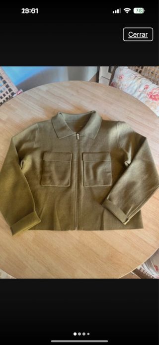 Chaqueta verde cremallera y bolsillos
