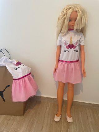 Muñeca Rosaura con vestido extra .pelo cortado