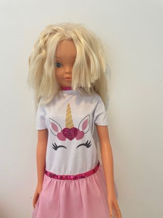 Muñeca Rosaura con vestido extra .pelo cortado