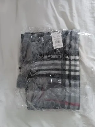 Bufanda cuadros gris con pompones