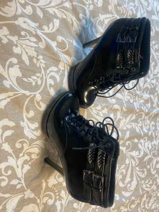 Botines negros con cordones y hebillas