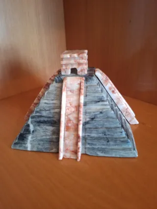 Pirámide Azteca Decorativa