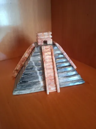 Pirámide Azteca Decorativa