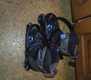 Patines en línea negros y grises