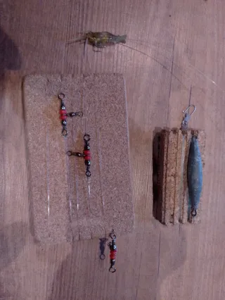 Accesorios pesca: flotadores, plomos, anzuelos