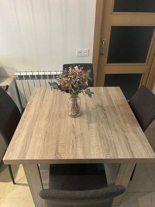 Mesa extensible madera + 4 sillas grises