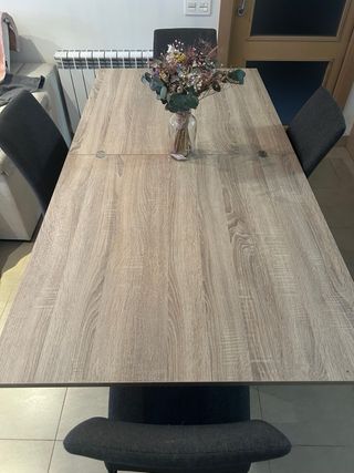 Mesa extensible madera + 4 sillas grises