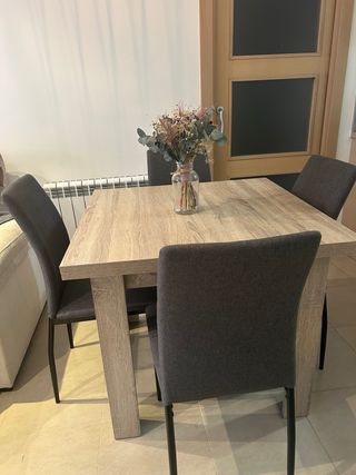 Mesa extensible madera + 4 sillas grises