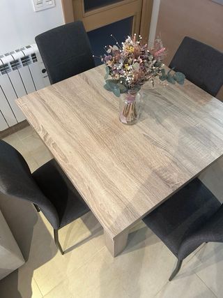 Mesa extensible madera + 4 sillas grises
