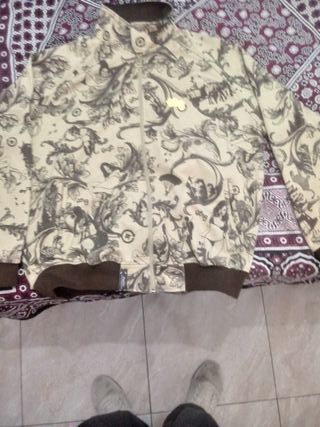 Chaqueta beige y marrón con estampado