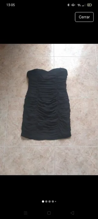 Vestido corto strapless negro fruncido