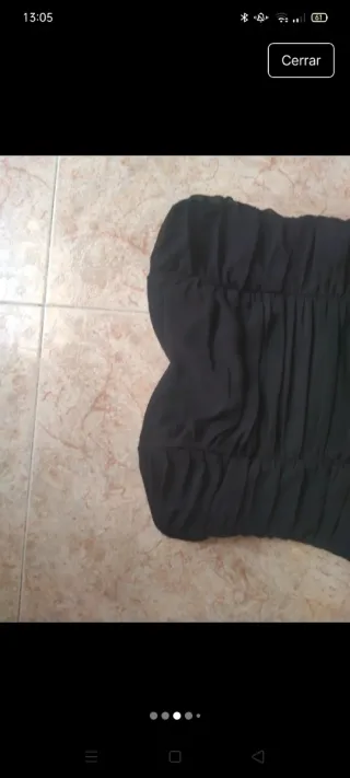 Vestido corto strapless negro fruncido