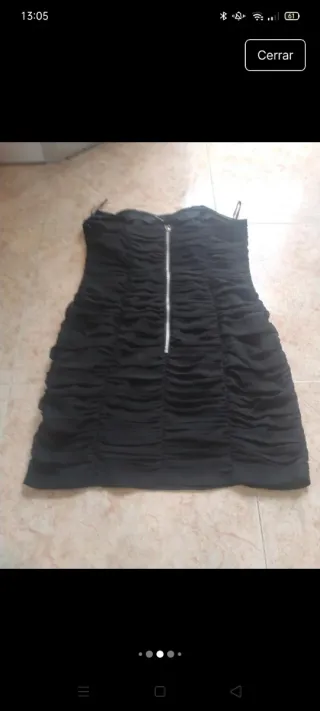 Vestido corto strapless negro fruncido
