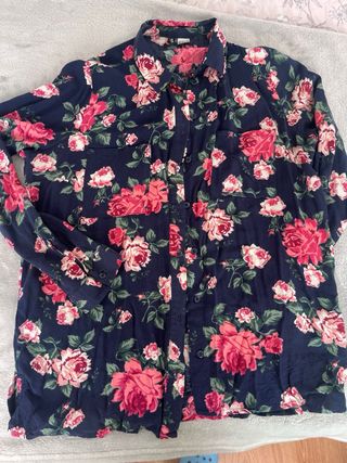 Camisa floral azul y rosa