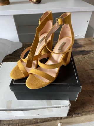 Tacones amarillos talla 37