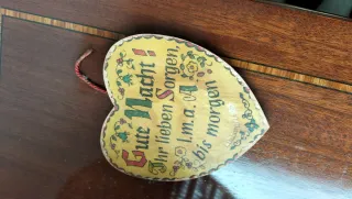 Cesta de mimbre y corazón decorativo