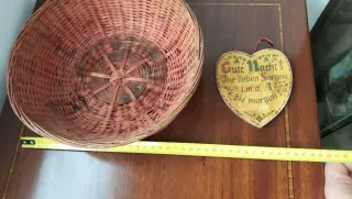 Cesta de mimbre y corazón decorativo