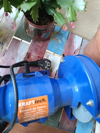 Esmeril de banco Krafttech KBG-150