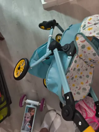 Cochecito de muñecas con muñeco