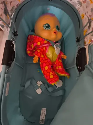 Cochecito de muñecas con muñeco