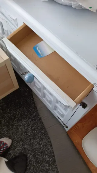 Cómoda antigua de madera y metal