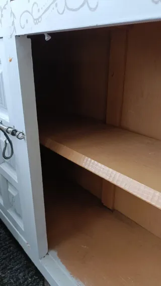 Cómoda antigua de madera y metal