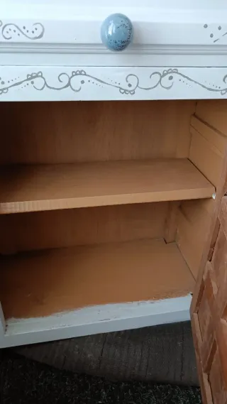 Cómoda antigua de madera y metal