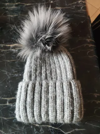 Cappello con pompon grigio