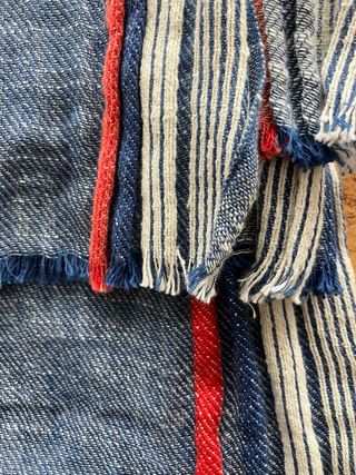 Sciarpa a righe blu, rosse e bianche