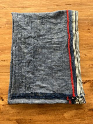 Sciarpa a righe blu, rosse e bianche