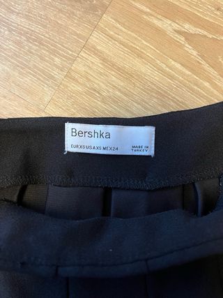 Falda plisada Bershka negra talla XS