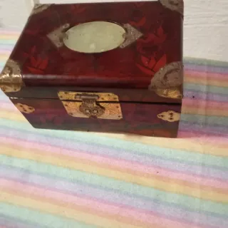 Caja de joyas decorada con detalles dorados