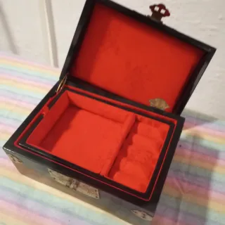 Caja de joyas decorada con detalles dorados