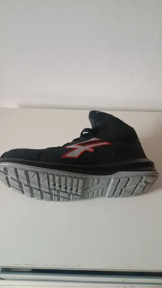 Botas de seguridad U-Power negras y rojas