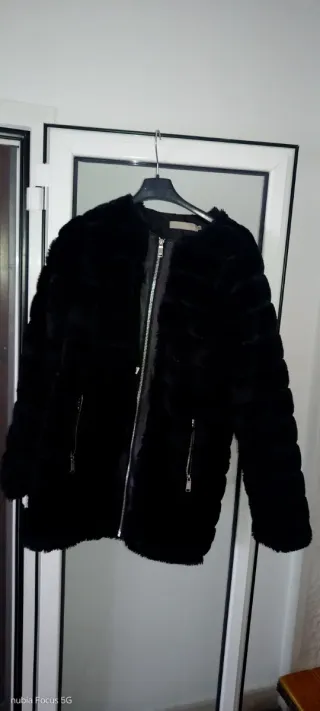 Pelliccia nera con zip