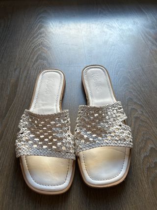 sandalias planas/ chanclas blancas