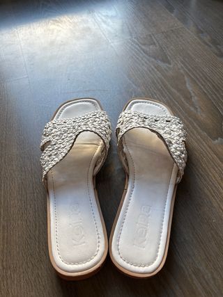 sandalias planas/ chanclas blancas